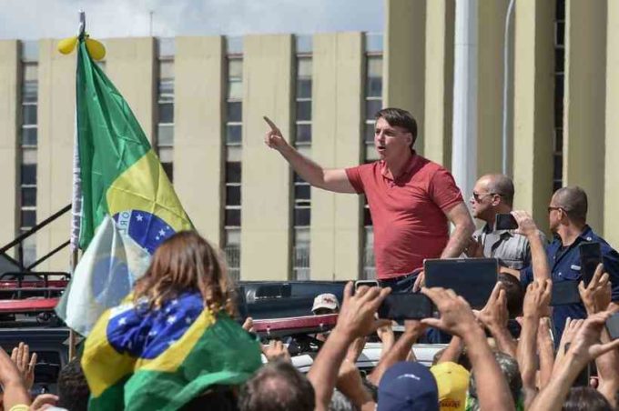 Bolsonaro prepara um Golpe Militar?