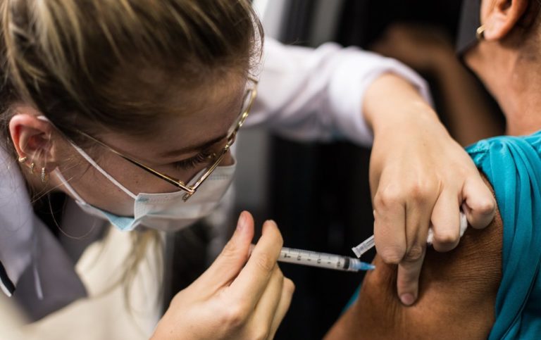 trabalhadores-vacinas