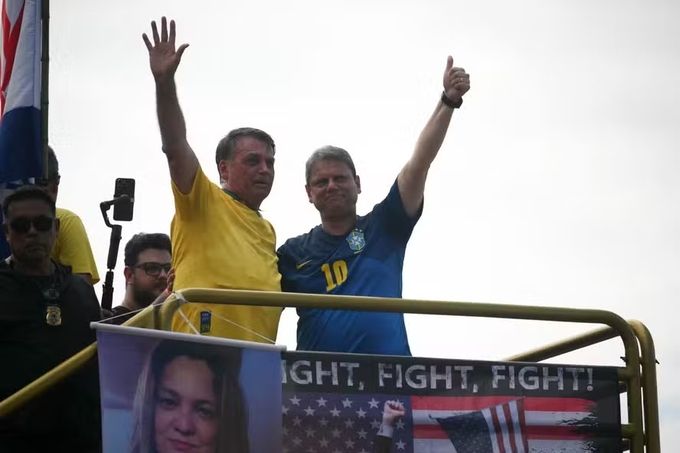 110382922-brazils-former-president-jair-bolsonaro-l-waves-next-to-sao-paulo-governor-tarcisio-d